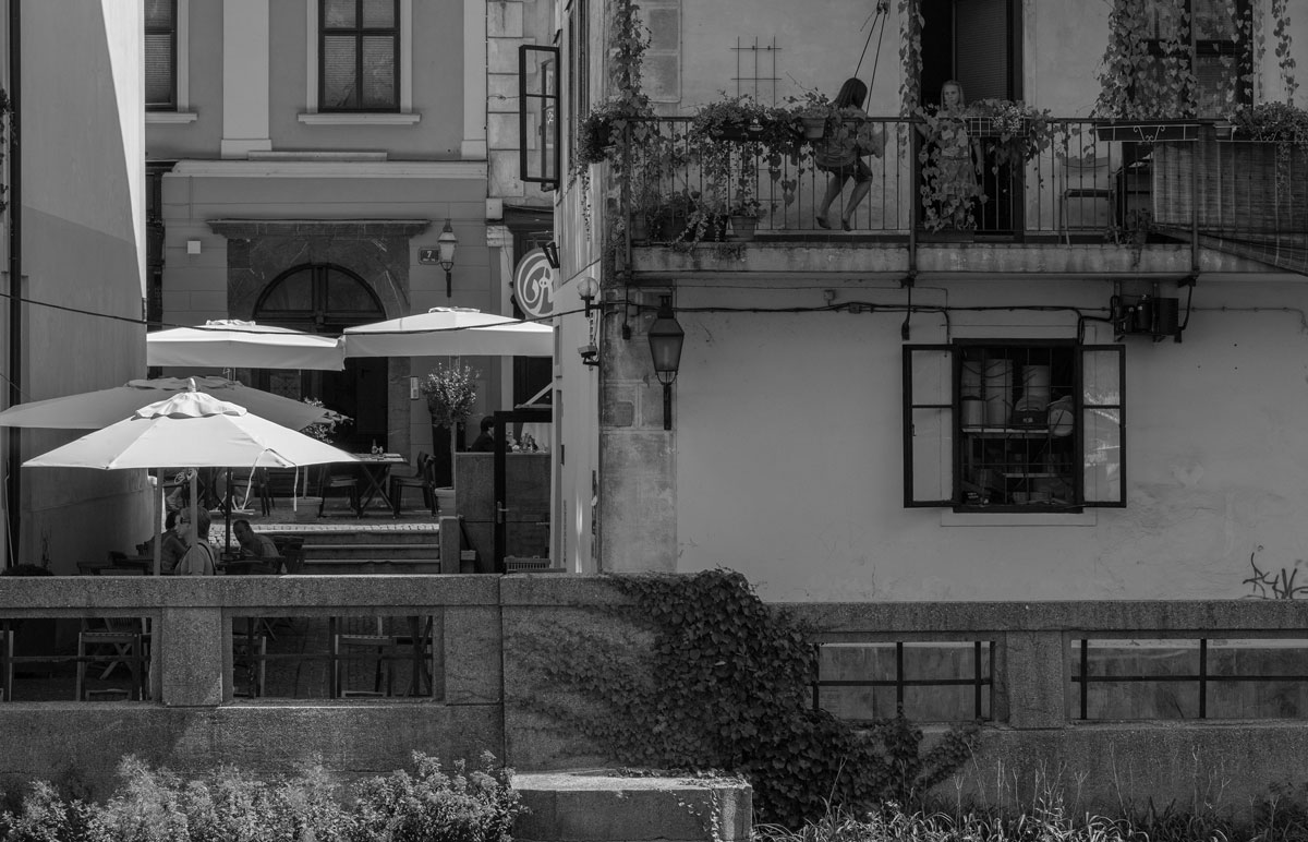 Dve deklici, en balkon, nobenega avtomobila