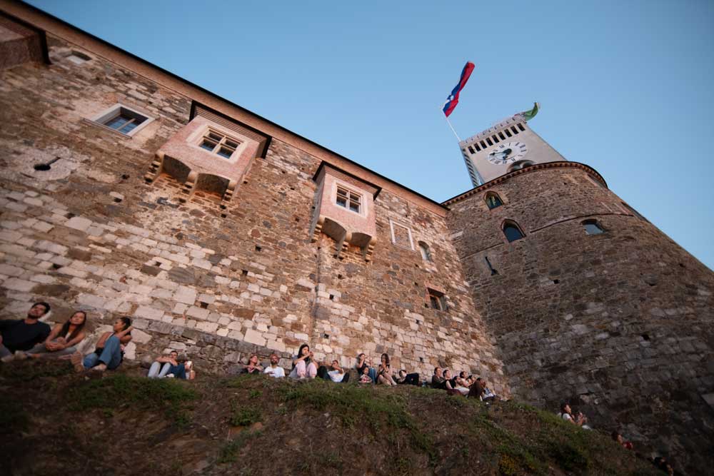 Sedimo na isti strani hriba