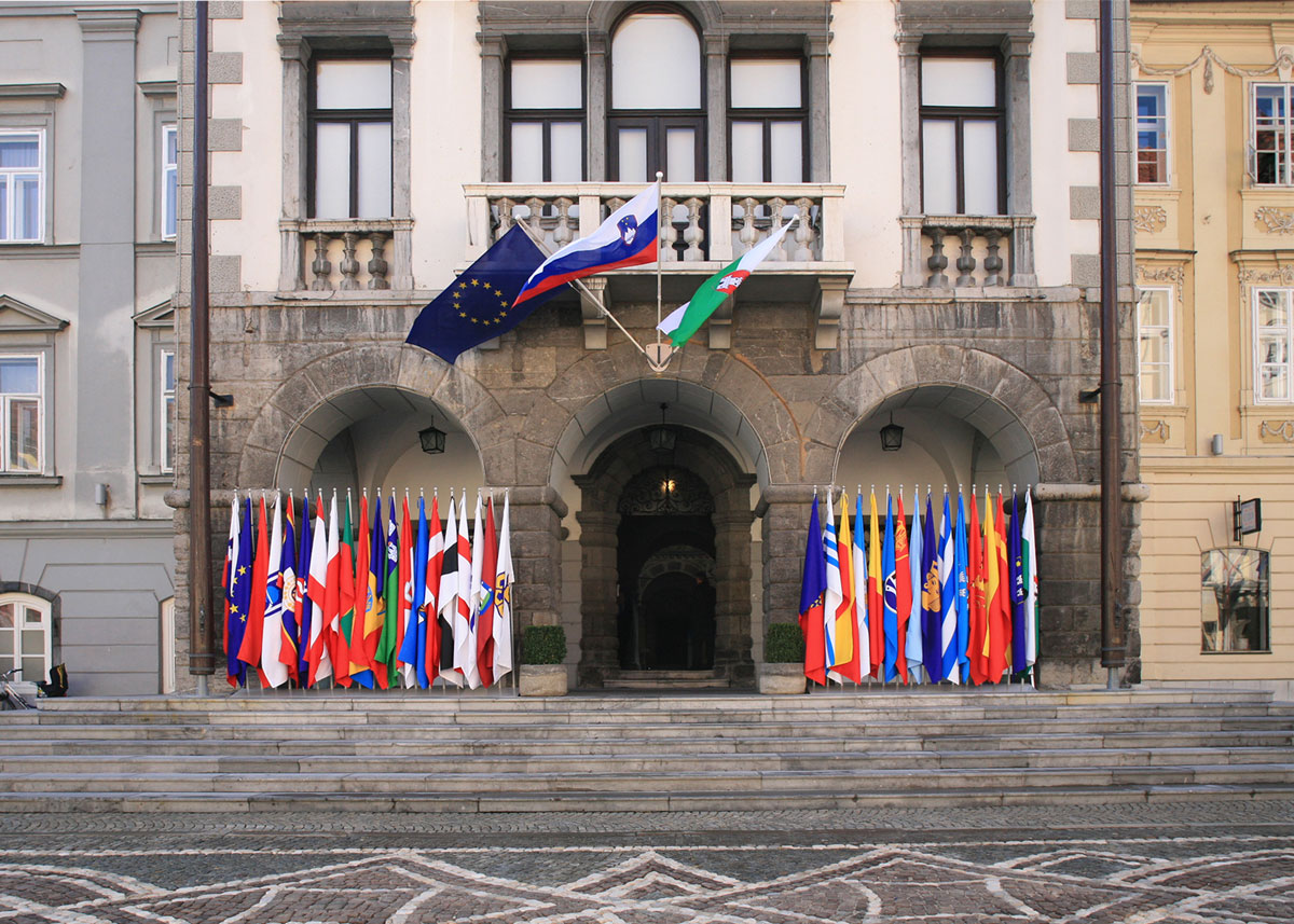 Mestna hiša govori